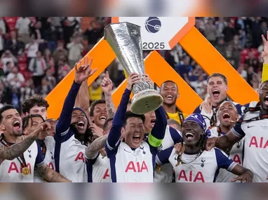 O brasileiro Richarlison, do Tottenham, comemora o título da Liga Europa após a vitória por 1 a 0 diante do Manchester United na final, realizada no Estádio San Mames Stadium, em Bilbao, na Espanha, nesta quarta-feira, 21