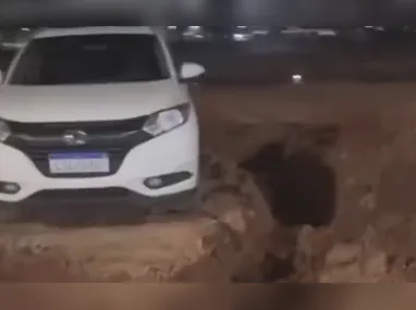 Imagem ilustrativa da imagem VÍDEO | Motorista estaciona em área proibida e carro é cercado com vala