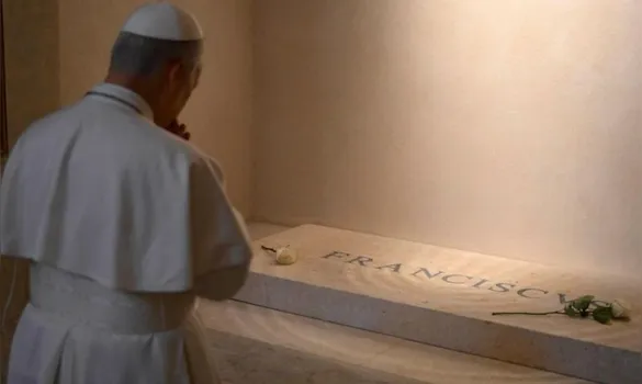 Imagem ilustrativa da imagem Papa Leão 14 reza diante do túmulo de Francisco em Roma