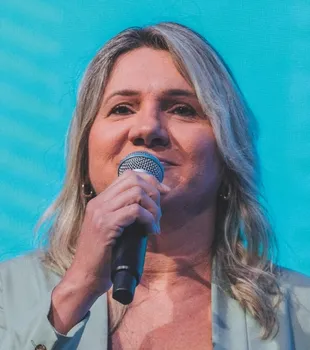 Imagem ilustrativa da imagem Tania Zanella: “É possível crescer sem deixar ninguém para trás”