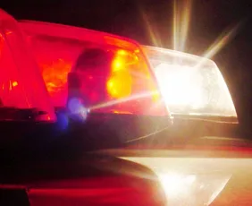 Imagem ilustrativa da imagem Mulher é arremessada de carro em movimento após discussão com o ex-marido