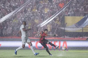 Imagem ilustrativa da imagem Debaixo de chuva, Sport perde nos pênaltis para o Ceará e dá adeus ao Nordestão