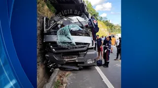 Imagem ilustrativa da imagem Homem morre em acidente envolvendo duas carretas em trecho da BR-101 no ES