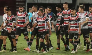 Imagem ilustrativa da imagem Santa Cruz arranca empate aos 50 do segundo tempo e torcida grita por SAF no Arruda