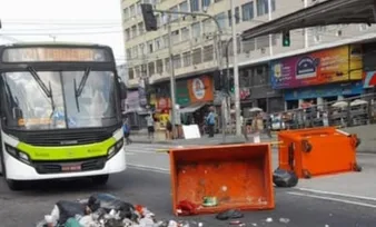 Imagem ilustrativa da imagem Dez ônibus são sequestrados e usados como barricada contra operação da PM no Rio