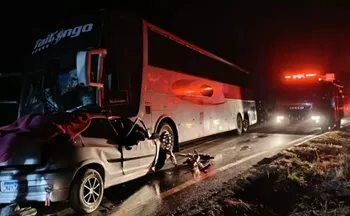 Imagem ilustrativa da imagem Cinco morrem em acidente entre carro e ônibus de romeiros em Minas Gerais