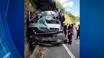 Imagem ilustrativa da imagem Homem morre em acidente envolvendo duas carretas em trecho da BR-101 no ES