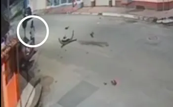 Imagem ilustrativa da imagem Motoristas se abraçam após acidente em Guarapari; veja vídeo