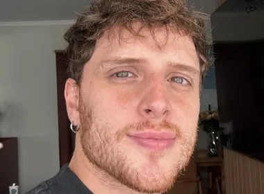 Imagem ilustrativa da imagem 'Não estudei para ser um ator gay, sou ator', diz Diego Martins, agora também canto