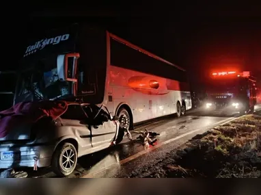 Imagem ilustrativa da imagem Cinco morrem em acidente entre carro e ônibus de romeiros em Minas Gerais