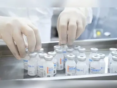 O vídeo mostra que são ao menos 35 segundos com o rapaz desferindo socos na vítima sem parar