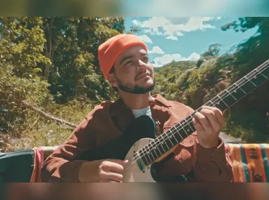 Safadão surge no alto do palco no show que celebrou seus 20 anos e homenageou Gabriel Diniz.