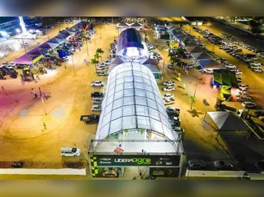 Professor Marcos Tadeu Orlando, próximo de umas pedras em Anchieta. Ele estava coletando areia preta com tório