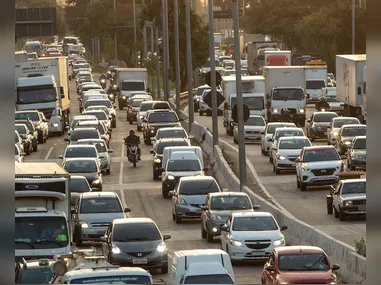 Segundo os bombeiros, com o impacto, os cinco ocupantes do carro ficaram presos às ferragens e morreram no local