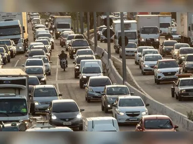 Segundo os bombeiros, com o impacto, os cinco ocupantes do carro ficaram presos às ferragens e morreram no local