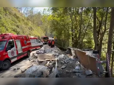 De acordo com a Polícia Rodoviária Federal (PRF), não houve interdição na pista, apenas no acostamento