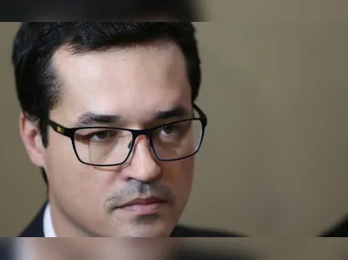 Segundo os bombeiros, com o impacto, os cinco ocupantes do carro ficaram presos às ferragens e morreram no local