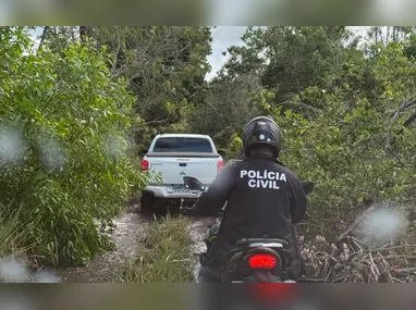 Após perder o controle e cair na ribanceira, o veículo foi contido parcialmente pela vegetação no local