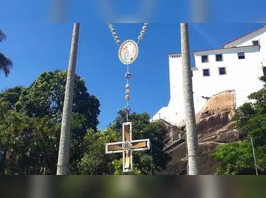 Momento de devoção no Santuário de Aricanga, onde motoristas e agricultores se reúnem para agradecer pelas colheitas e pedir proteção nas estradas.