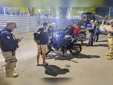 O agressor, um jovem de 26 anos, foi preso em flagrante com drogas, arma de fogo e autuado por diversos crimes