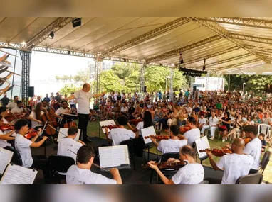Marcos Ximenis apresenta pratos da Kaza Ximenis: camarão no coco e tiras de tilápia com camarão e fritas.