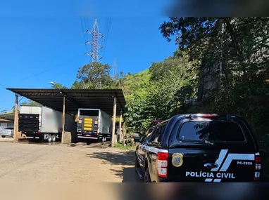 Motocicleta ficou caída embaixo do coletivo e Roberto Silva não resistiu aos ferimentos