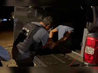 Motocicleta ficou caída embaixo do coletivo e Roberto Silva não resistiu aos ferimentos