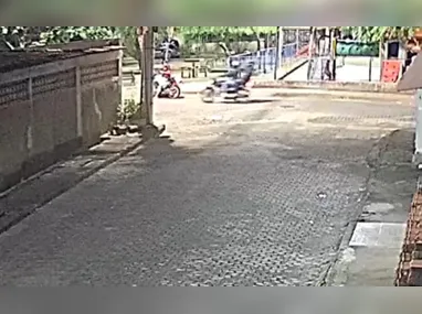 Motocicleta ficou caída embaixo do coletivo e Roberto Silva não resistiu aos ferimentos