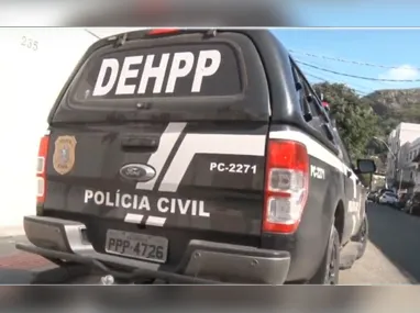 Vítima usou as mãos para se proteger, que acabaram sendo brutalmente feridas