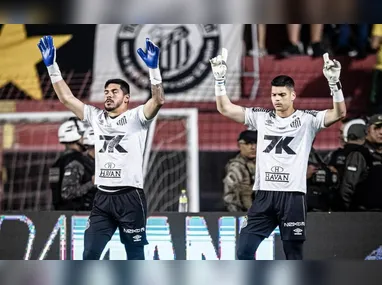 Imagem ilustrativa da imagem Santos supera lambança, lei do ex e expulsão e busca empate contra o Sport