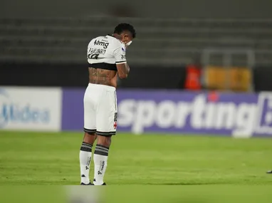 Fernando Diniz viu seu time não alcançar 90 passes certos na partida e segue seu "inferno astral"