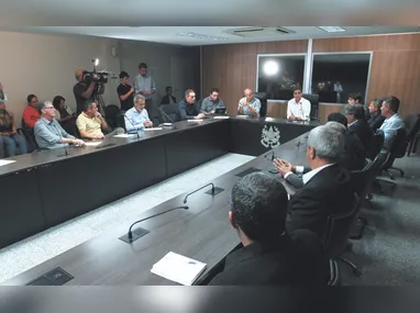 Professor Marcos Tadeu Orlando, próximo de umas pedras em Anchieta. Ele estava coletando areia preta com tório
