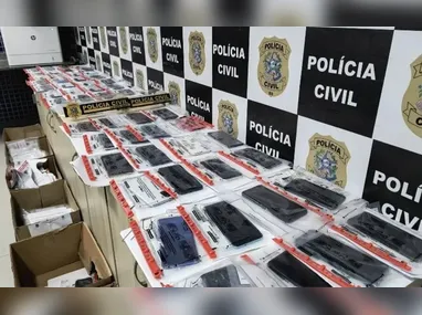 Três fuzis, uma escopeta calibre 12, drogas e dinheiro foram apreendidos