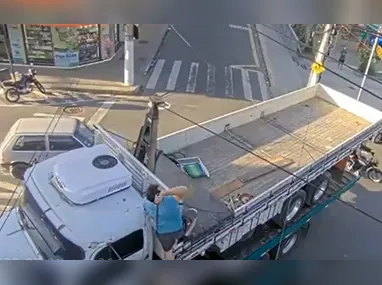 Imagem ilustrativa da imagem VÍDEO | Caminhoneiro usa facão para cortar fios de videomonitoramento no Sul do ES