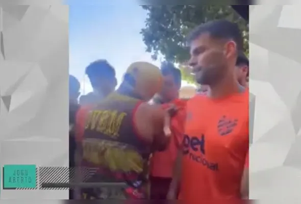 Durante a invasão, o atacante Pablo teve a camisa puxada e ainda levou um tapa no peito por um dos integrantes da Torcida Jovem