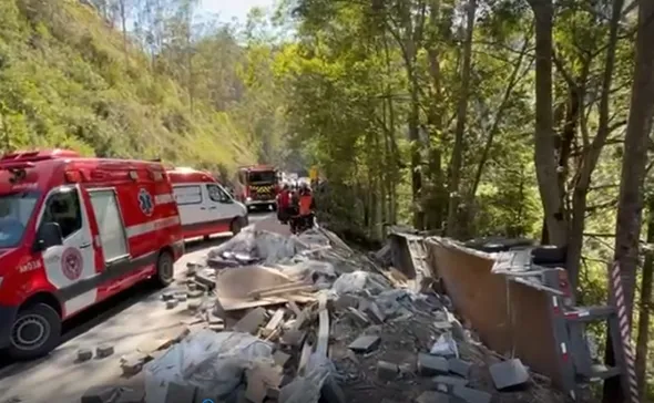 Imagem ilustrativa da imagem Homem morre após carreta tombar e cair em ribanceira na BR-262