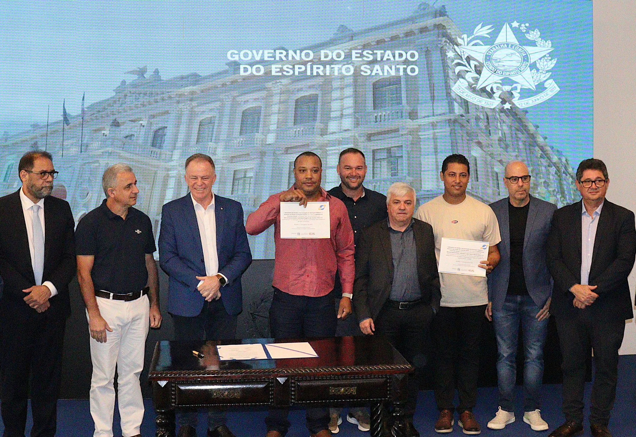 SOLENIDADE DE ASSINATURA da adesão ao Contrata+Brasil foi no Palácio Anchieta, em Vitória, e contou com a presença de diversas autoridades