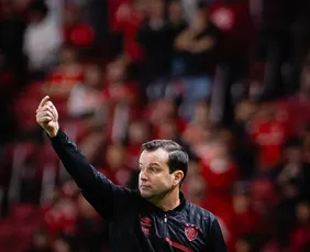 Imagem ilustrativa da imagem Saída de Daniel Paulista evidencia crise e indefinição no futuro do Sport