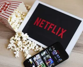 Imagem ilustrativa da imagem Netflix diz a assinantes que compra da Warner Bros. não traz mudanças agora