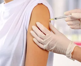 Imagem ilustrativa da imagem Como funciona a vacina contra o câncer que reduz risco de morte por melanoma