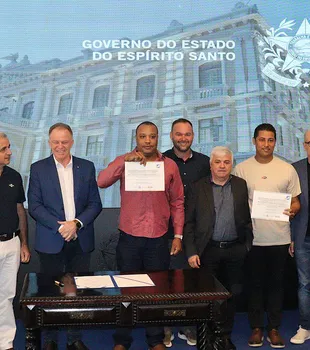 SOLENIDADE DE ASSINATURA da adesão ao Contrata+Brasil foi no Palácio Anchieta, em Vitória, e contou com a presença de diversas autoridades
