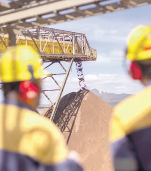 REJEITO ARENOSO é filtrado, retirando a água, e empilhado a seco pela Samarco, em Minas Gerais