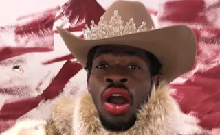 Imagem ilustrativa da imagem Lil Nas X permanecerá preso até segunda após andar seminu em Los Angeles