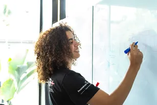 Imagem ilustrativa da imagem Meses de cores ganham pacote com palestras