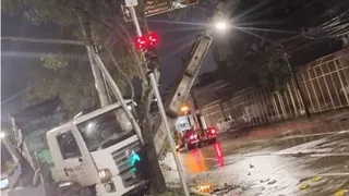 Imagem ilustrativa da imagem Poste de alta tensão cai e interdita Avenida Abdias de Carvalho nesta sexta-feira