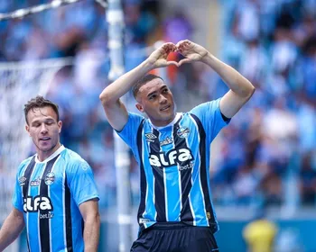 Imagem ilustrativa da imagem Carlos Vinícius faz três, Grêmio se reabilita e afunda o Juventude no Brasileirão