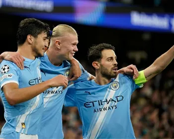 Imagem ilustrativa da imagem City aproveita expulsão e supera o Napoli em dia do 50º gol de Haaland em Champions