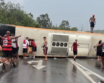 Imagem ilustrativa da imagem Dois passam por cirurgia após tombamento de ônibus, diz torcida do Flamengo