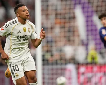 Imagem ilustrativa da imagem Mbappé perde pênalti, Vini explode, mas Real vence Barça e encerra jejum