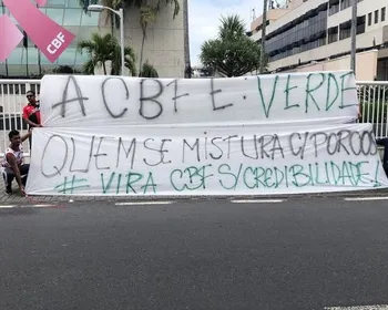Imagem ilustrativa da imagem Torcida do Flamengo protesta antes de clássico contra Palmeiras: 'CBF é verde'